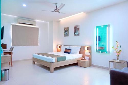 波隆纳鲁沃Suneetha Hotel的一间白色客房内的床铺卧室
