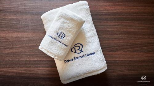 八户市大和鲁内八户市酒店的桌子上的毛巾,上面有两环