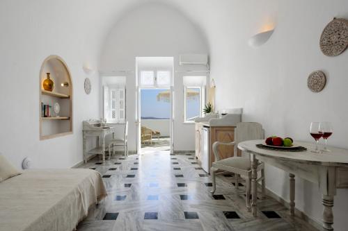 易莫洛林MyBoZer Hotel Kallisto的白色的客房设有桌子和厨房