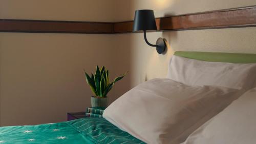 Mores亚纳斯乡村度假酒店的一张带绿色床头板和白色枕头的床