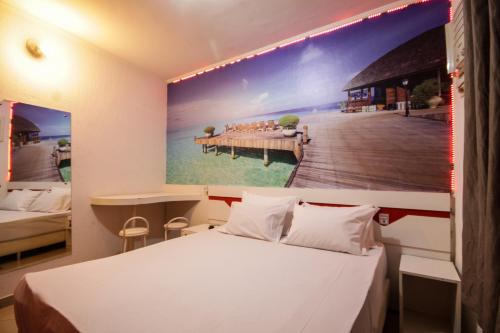 圣保罗Mirage Motel Guarulhos的一间卧室,配有一幅码头大画