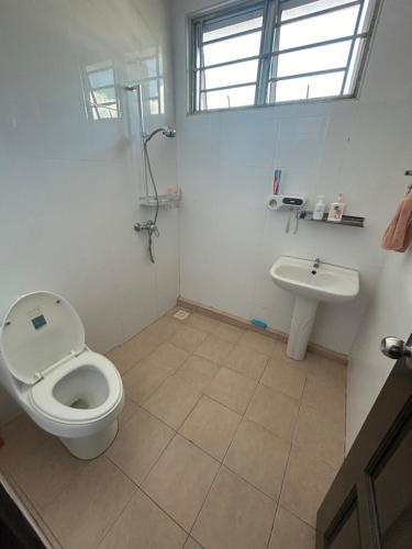 米里H&N Airbnb的一间带卫生间和水槽的浴室