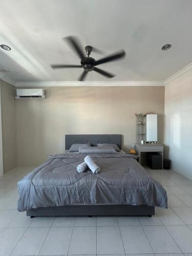 米里H&N Airbnb的一间卧室配有一张带吊扇的床