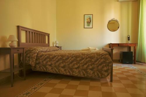 巴勒莫科尔维诺宫住宿加早餐旅馆的一间卧室配有一张床、一张桌子和一面镜子