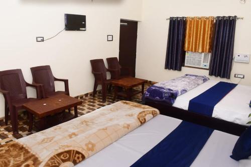 Mahadev Kripa sadan Homestay & Guest house客房内的一张或多张床位