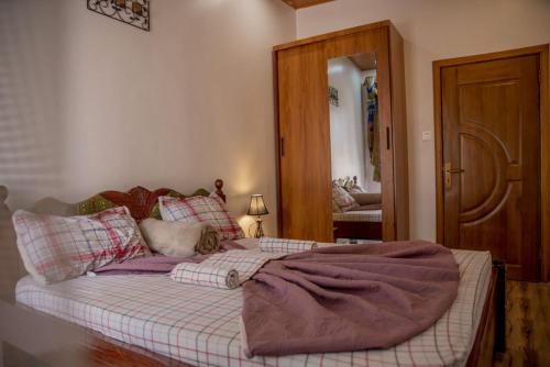 基加利Simaza Villa的卧室里的一张带毯子的床