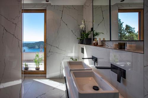 杜布罗夫尼克Dubrovnik luxury apartments的一间带水槽和大镜子的浴室