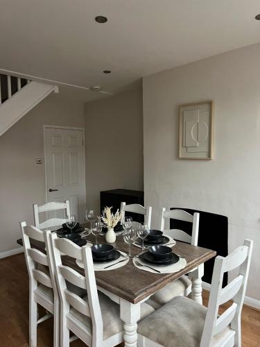 沃特福德Rickmansworth Lodge的餐桌、白色椅子和餐桌