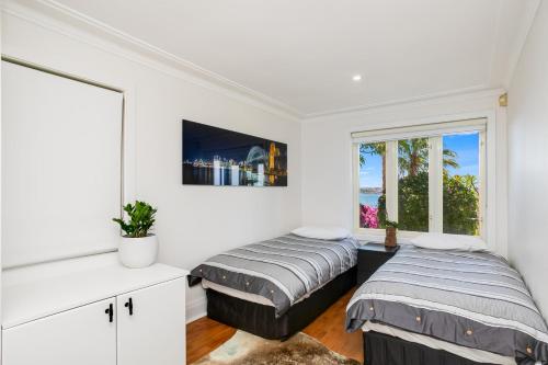 悉尼Bower House的带窗户的客房内的两张床