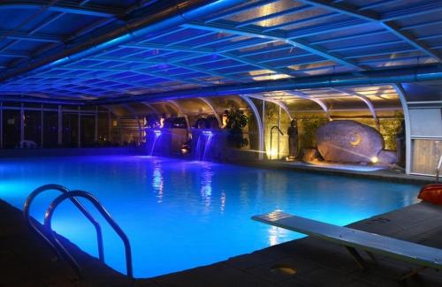 佩尼斯科拉天然Spa度假酒店的一座拥有蓝色灯光的游泳池