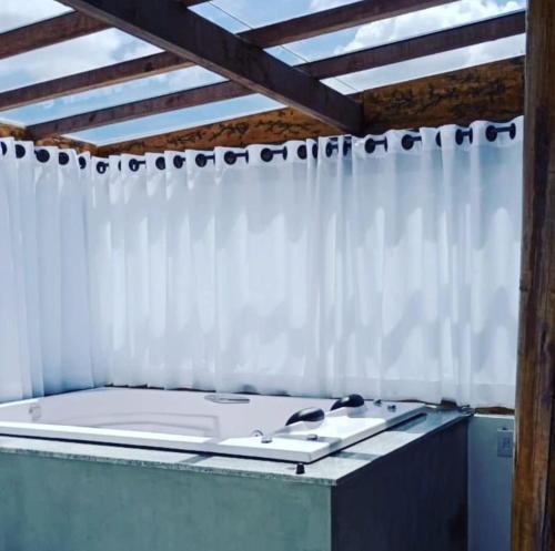 拉夫拉斯诺瓦斯Chale Vista Encantada的一间设有白色淋浴帘和浴缸的客房