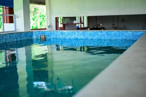 哈夫洛克岛HOTEL ALL SEASON的铺有蓝色瓷砖的游泳池