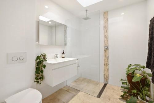 BilgolaThe Birds Nest - Hidden Oasis的白色的浴室设有水槽和淋浴。