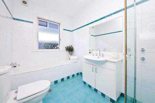 纽波特Pacific Sunrise - Beach Views的白色的浴室设有卫生间、水槽和浴缸。