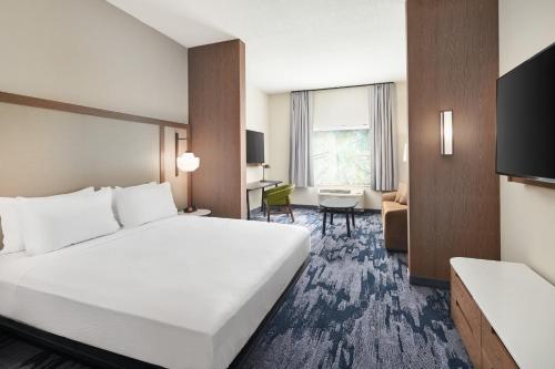 奥兰多Fairfield by Marriott Inn & Suites Orlando at Millenia的配有一张床和一张书桌的酒店客房