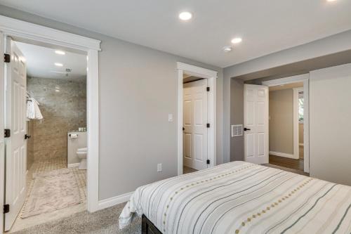 波特兰Portland Vacation Rental Near Parks and Downtown!的一间卧室设有一张床和一间浴室。