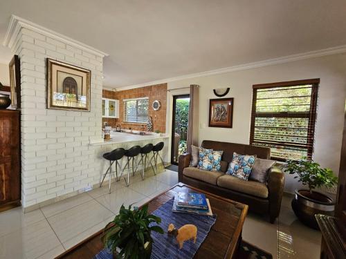 伯诺尼Jasmine Guest Cottage的客厅配有沙发和桌子