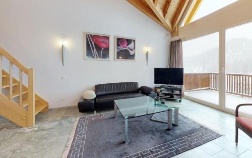 切勒里纳Sur Crasta的客厅配有沙发和桌子