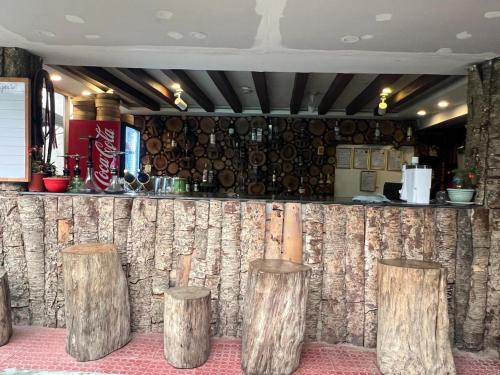 加德满都Hotel View Salleri的一间酒吧,在房间内有木柱子