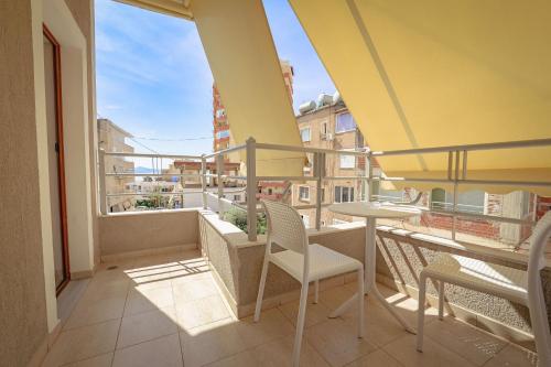 萨兰达Ladi Elegant Suites near the Sea的设有一个配有桌椅并享有美景的阳台。