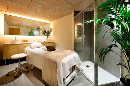 圣胡斯托德斯韦尔恩Hesperia Barcelona Sant Just的一间医院间,配有一张床和淋浴