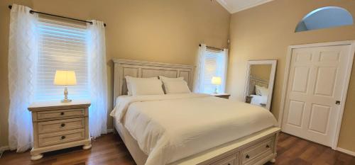 维洛海滩Luxury 3-Bedroom Home near Beaches with Pool的一间卧室配有一张床、梳妆台和镜子