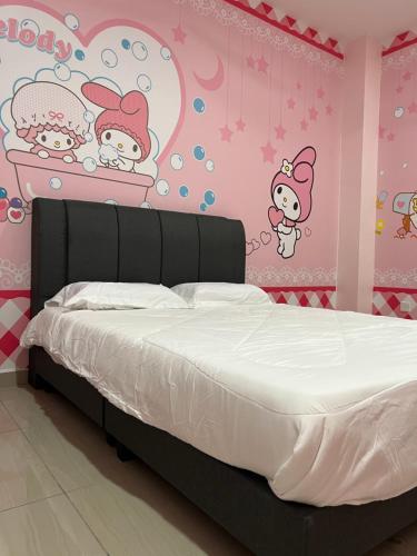 乌鲁地南Sanrio House - Taman Bestari indah的一间卧室配有一张床,配有Hello风筝墙贴纸