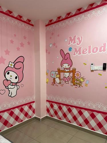 乌鲁地南Sanrio House - Taman Bestari indah的一间设有小猫壁画的房间