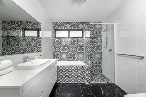 堪培拉Sensational New Townhouse的白色的浴室设有水槽和淋浴。