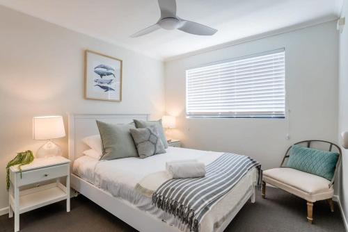 马库拉Beachfront Oasis with Private Rooftop Retreat的卧室配有床、椅子和窗户。