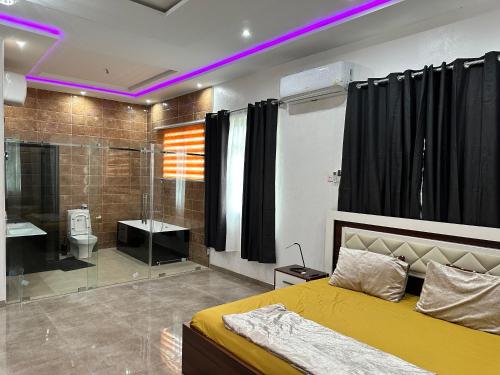 库马西Nanani Villa - Harmonious Paradise的一间卧室配有一张床,浴室设有淋浴。