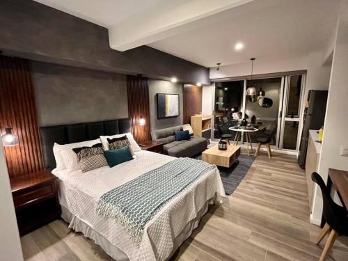 危地马拉Medju - Elegant Apartment的一间带大床的卧室和一间客厅