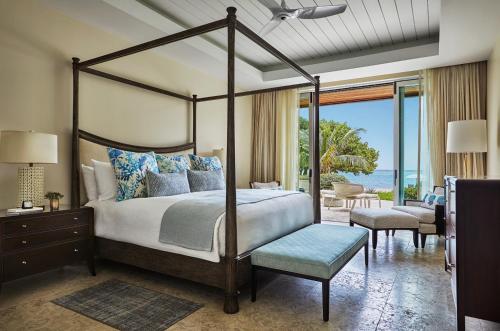 维尔京戈尔达岛Oil Nut Bay的一间卧室设有天蓬床和庭院。