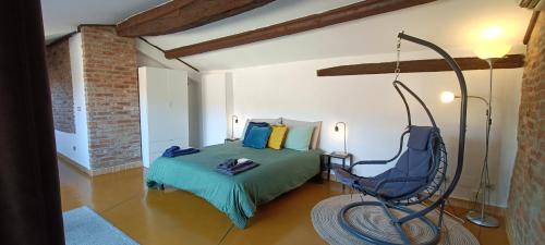 阿斯蒂Centro storico-Dimora con terrazza- Wi-Fi e Ac的一间卧室配有一张床和秋千