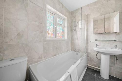 布里斯托Spacious Luxury Garden House Free Parking的浴室配有白色浴缸和水槽