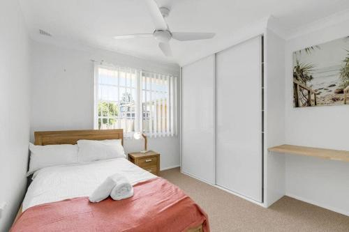 Albion ParkLakeside Family Oasis - Oak Flats的白色的卧室设有床和窗户