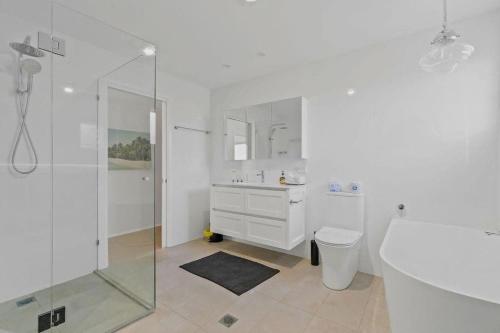 Albion ParkLakeside Family Oasis - Oak Flats的带淋浴和卫生间的白色浴室