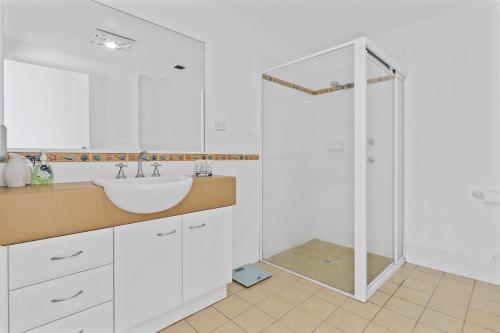 尼尔森湾Seashells Sweet Retreat - Luxury apartment的白色的浴室设有水槽和淋浴。