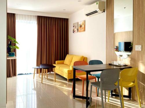 Thôn Văn DươngCăn hộ 3 phòng ngủ từ 4-6 người, bể bơi, phòng gym, view thành phố的客厅配有沙发和桌椅