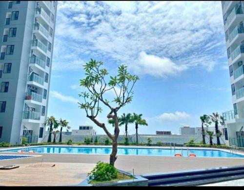 Thôn Văn DươngCăn hộ 3 phòng ngủ từ 4-6 người, bể bơi, phòng gym, view thành phố的一座建有建筑物的游泳池前的树