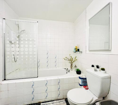 格拉斯哥Beautiful & Spacious 2-Bed Flat in City Centre with Free Parking的白色的浴室设有浴缸和卫生间。