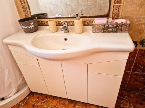 卡洛吉亚Kalogria Beach Apartments的浴室设有白色水槽和镜子