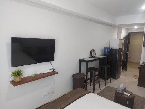 Klandasan KecilComfy Studio with City View @BorneoBay Residence的墙上配有平面电视的房间