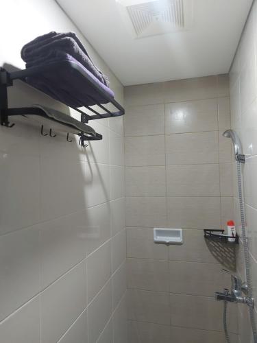 Klandasan KecilComfy Studio with City View @BorneoBay Residence的带淋浴和瓷砖淋浴的浴室