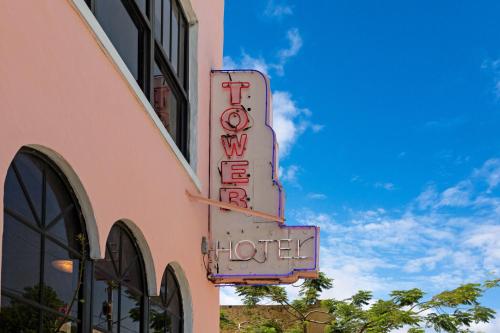 迈阿密Roami at Tower Hotel - Calle Ocho的大楼一侧的 ⁇ 虹酒店标志