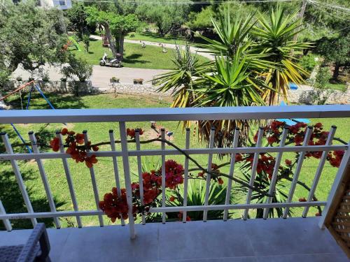 蒂锡利维Two Brothers Studios Tsilivi Zakynthos的享有公园景致的阳台