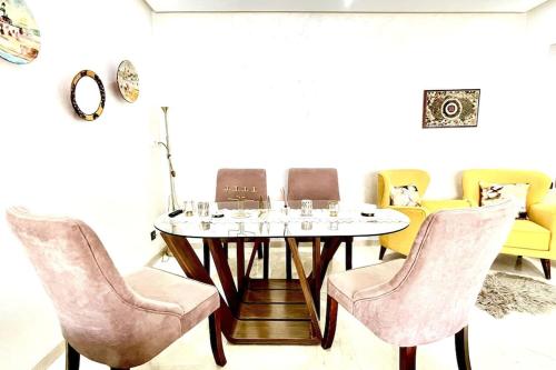诺阿瑟Taj nouaceur aéroport Mohamed V的一间带桌椅的用餐室