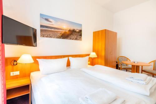 塞巴特阿尔贝克沃尔德乌斯膳食公寓酒店的酒店客房设有两张床和一台平面电视。