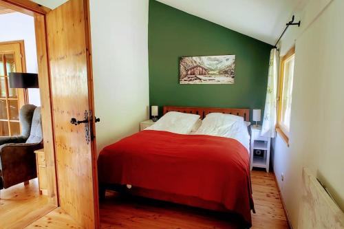 GutensteinWald & Bach Gutenstein (50 Minuten von Wien)的一间卧室设有一张红色的床和绿色的墙壁