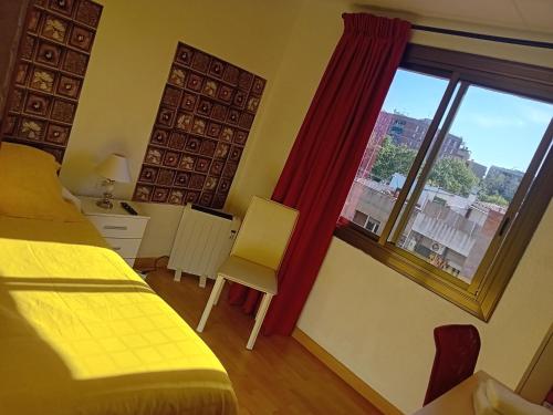 埃普拉特约布里加Apartamento compartido excelente ubicación的一间卧室设有黄色的床和窗户。
